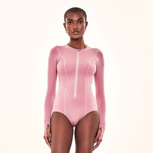 Cargar imagen en el visor de la galería, Model Front: Uv Line One-Piece Macae Malva Upf50+