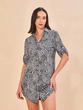 Cargar imagen en el visor de la galería, Model Front: Uv Line Shirtdress Shirtdress Asas Upf50+