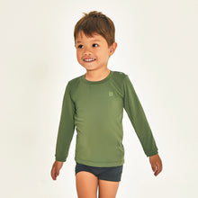 Cargar imagen en el visor de la galería, Model Front: Uv Line Rash Guard Longsleeve Baby Green Militar Upf50+