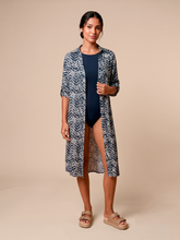 Cargar imagen en el visor de la galería, Model Front: Uv Line Shirtdress Midi Chemise Tie Dye Blue Upf50+