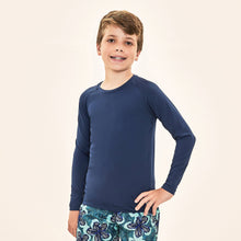 Cargar imagen en el visor de la galería, Model Front: Uv Line Rash Guard Acqua Qr Code Marinho Upf50+