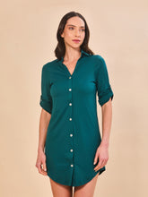 Cargar imagen en el visor de la galería, Model Front: Uv Line Shirtdress Shirtdress Copenhagen Petroleo Upf50+