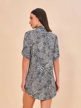 Cargar imagen en el visor de la galería, Model Back: Uv Line Shirtdress Shirtdress Asas Upf50+