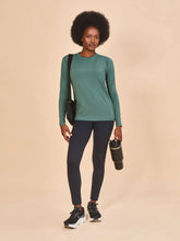 Cargar imagen en el visor de la galería, Model Front: Uv Line Rash Guard Longsleeve Fem New Fit Textura Verde Jade Upf50+