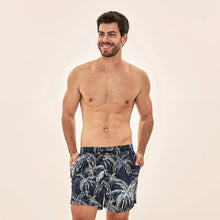Cargar imagen en el visor de la galería, Model Front: Uv Line Swim Shorts Short Acqua Coqueiros Marinho Upf50+