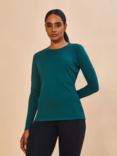 Cargar imagen en el visor de la galería, Model Front: Uv Line Rash Guard Longsleeve Fem New Fit Petroleo Upf50+