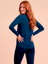 Cargar imagen en el visor de la galería, Model Back: Uv Line Rash Guard Longsleeve Uvpro Fem Cobalt Upf50+