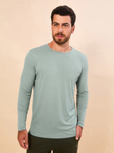 Cargar imagen en el visor de la galería, Model Front: Uv Line Rash Guard Longsleeve New Fit Masc Verde Agua Upf50+