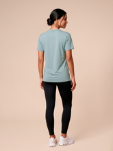 Cargar imagen en el visor de la galería, Model Back: Uv Line Beach Top T-Shirt Uvpro Fem Green Water Upf50+