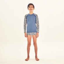 Cargar imagen en el visor de la galería, Model Front: Uv Line Rash Guard Rash Guard Kids Costela Aco Off White Upf50+