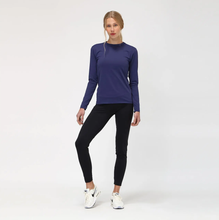 Cargar imagen en el visor de la galería, Model Front: Uv Line Rash Guard Longsleeve Uvpro Fem Navy Blue Upf50+