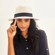Cargar imagen en el visor de la galería, Model Front: Uv Line Panama Hat Hat Shanghai Imp Uni White Black Upf50+