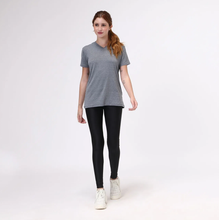 Cargar imagen en el visor de la galería, Model Front: Uv Line Fitness Top Sport Fit Mescla Fem