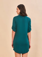 Cargar imagen en el visor de la galería, Model Back: Uv Line Shirtdress Shirtdress Copenhagen Petroleo Upf50+