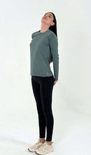 Cargar imagen en el visor de la galería, Product Front: Uv Line Rash Guard Longsleeve Fem New Fit Textura Verde Jade Upf50+