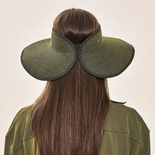 Cargar imagen en el visor de la galería, Model Back: Uv Line Visor Visor Siena Imp Fem Militar Green Upf50+