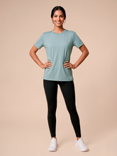 Cargar imagen en el visor de la galería, Model Front: Uv Line Beach Top T-Shirt Uvpro Fem Green Water Upf50+
