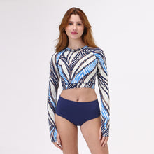 Cargar imagen en el visor de la galería, Model Front: Uv Line Set Bikini Ondas Upf50+
