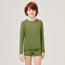 Cargar imagen en el visor de la galería, Model Front: Uv Line Rash Guard Longsleeve Uvrpo Inf Verde Militar Upf50+