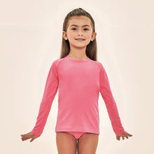 Cargar imagen en el visor de la galería, Model Front: Uv Line Rash Guard Acqua Qr Code Chiclete Fluor Upf50+