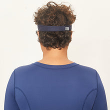 Cargar imagen en el visor de la galería, Model Back: Uv Line Visor Visor Athletic Dry Fem Navy Blue Upf50+