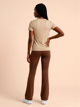 Cargar imagen en el visor de la galería, Model Back: Uv Line Rash Guard T-Shirt Fem New Fit Fem Sand Upf50+