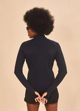 Cargar imagen en el visor de la galería, Model Back: Uv Line Rash Guard Jacket Fem New Fit Black Upf50+