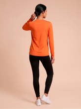 Cargar imagen en el visor de la galería, Model Back: Uv Line Rash Guard Longsleeve Uvpro Fem Pitanga Upf50+