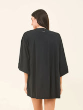 Cargar imagen en el visor de la galería, Model Back: Uv Line Kaftans / Cover Ups Kimono Color Black Upf50+
