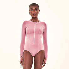 Cargar imagen en el visor de la galería, Model Front: Uv Line One-Piece Swimsuit Macae Malva Upf50+