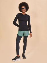 Cargar imagen en el visor de la galería, Model Front: Uv Line Rash Guard Longsleeve Fem Skin Infratherm Preto Upf50+