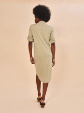 Cargar imagen en el visor de la galería, Model Back: Uv Line Shirtdress Shirtdress Copenhagen Mescla Areia Upf50+