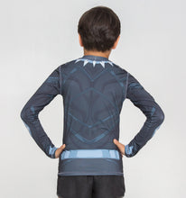 Cargar imagen en el visor de la galería, Model Back: Uv Line Rash Guard Acqua Pantera Negra V20 Ml Inf Estampa