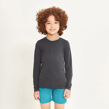 Cargar imagen en el visor de la galería, Model Front: Uv Line Rash Guard Longsleeve Uvpro Kids Preto Upf50+