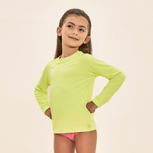 Cargar imagen en el visor de la galería, Model Front: Uv Line Rash Guard Acqua Qr Code Amarelo Fluor Upf50+