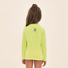 Cargar imagen en el visor de la galería, Model Back: Uv Line Rash Guard Acqua Qr Code Amarelo Fluor Upf50+