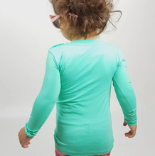 Cargar imagen en el visor de la galería, Model Back: Uv Line Rash Guard Camiseta Baby Nina Verde Claro Upf50+