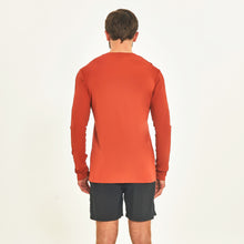 Cargar imagen en el visor de la galería, Model Back: Uv Line Rash Guard Longsleeve Sport Fit Ferrugem Upf50+