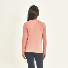 Cargar imagen en el visor de la galería, Model Back: Uv Line Rash Guard Longsleeve Uprpo Inf Rose Upf50+