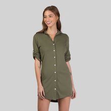 Cargar imagen en el visor de la galería, Model Front: Uv Line Maxi Dresses Shirtdress Copenhagen Verde Militar Upf50+