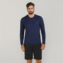 Cargar imagen en el visor de la galería, Model Front: Uv Line Fitness Top Sport Fit Mas Ml Marinho Upf50+