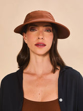 Cargar imagen en el visor de la galería, Model Front: Uv Line Caps Visor Capri Colors Nac Fem Coniac Upf50+
