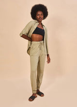 Cargar imagen en el visor de la galería, Model Front: Uv Line Shirtdress Shirt Copa Sand Upf50+
