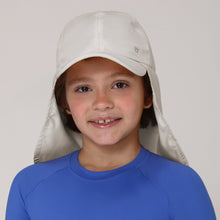 Cargar imagen en el visor de la galería, Model Front: Uv Line Caps Cap Legionario Teens Sand Upf50+
