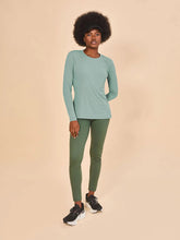 Cargar imagen en el visor de la galería, Model Front: Uv Line Rash Guard Longsleeve Fem New Fit Verde Agua Upf50+
