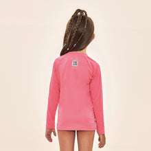 Cargar imagen en el visor de la galería, Model Back: Uv Line Rash Guard Acqua Qr Code Chiclete Fluor Upf50+
