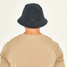 Cargar imagen en el visor de la galería, Model Back: Uv Line Bucket Hat Hat Toronto Colors Masc Black Upf50+
