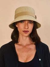 Cargar imagen en el visor de la galería, Model Front: Uv Line Bucket Hat Cap-Ferrat Linho Upf50+
