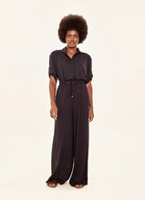 Cargar imagen en el visor de la galería, Model Front: Uv Line Beach Trousers Pantalona Preto Upf50+
