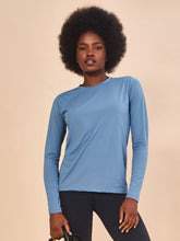 Cargar imagen en el visor de la galería, Model Front: Uv Line Rash Guard Longsleeve Uvpro Indigo Upf50+
